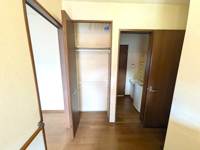 中古戸建　安中市原市の収納|玄関ホールの収納庫。家の中心にあるので、使い方は自由自在です。