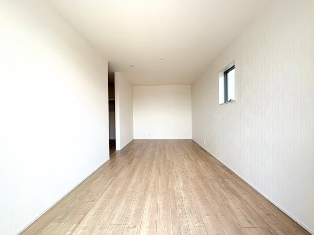 リーブルガーデン　岐阜市東鶉　全6区画分譲の寝室|すべての居室にはたっぷり収納できる大型のクローゼット、各室に２４時間換気システムを設置しています。
排気ファンから低風量で24時間強制排気し、家の中の空気をいつも新鮮に保ちます。
