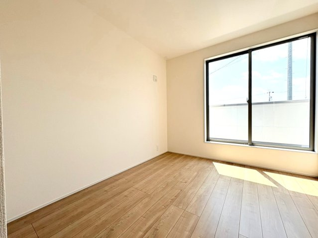 リーブルガーデン　岐阜市東鶉　全6区画分譲の洋室|全居室にたっぷり収納できる大型クローゼット、居室部分の窓ガラスには間に空気層を設けたペアガラスを採用。
高い断熱性と共にガラス面の結露対策にも効果を発揮します。