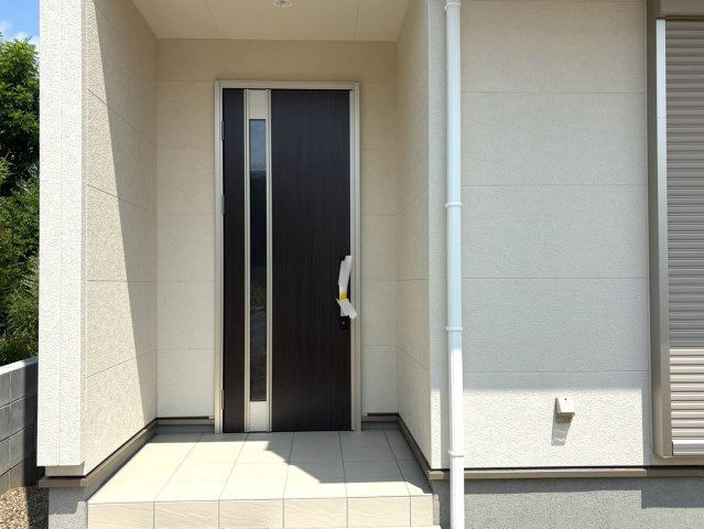 リーブルガーデン　岐阜市東鶉　全6区画分譲の玄関|【ピッキング防止機能付き玄関ドア錠】玄関ドアの鍵は上下に２つあり、内側の下段は脱着サムターンキー。
鍵を不正に開錠されても、もう１つの鍵でピッキングを防ぎます。防犯性の高い仕様になっています。