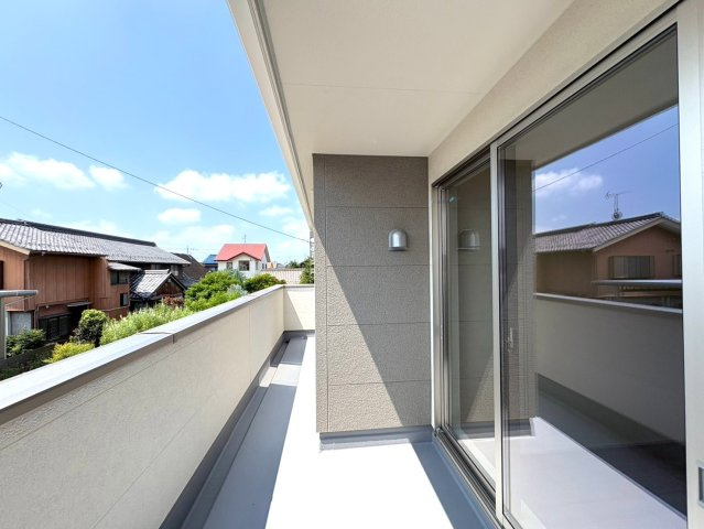 リーブルガーデン　岐阜市東鶉　全6区画分譲のバルコニー|バルコニーは南向きで洗濯物もよく乾きます！強度と表面積硬度を持つFPRで防水しています。