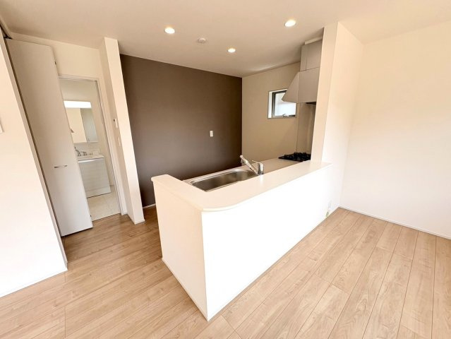 リーブルガーデン　岐阜市東鶉　全6区画分譲のキッチン|機能的で手入れがしやすいシステムキッチンでお掃除も楽々。蛇口は浄水器内蔵型で節湯CI対応水栓です。　
人造大理石カウンターやキッチンパネルなど明るくきれいにお使いいただけます。