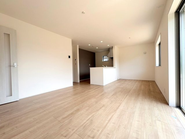 リーブルガーデン　岐阜市東鶉　全6区画分譲の居間・リビング|明るい日差しをふんだんに取り込んだリビングダイニングは家族の笑顔につつまれた素敵な空間になります。
一建設の家は精度が高く丈夫な工法を採用し、「住宅トップランナー基準」に対応しています。