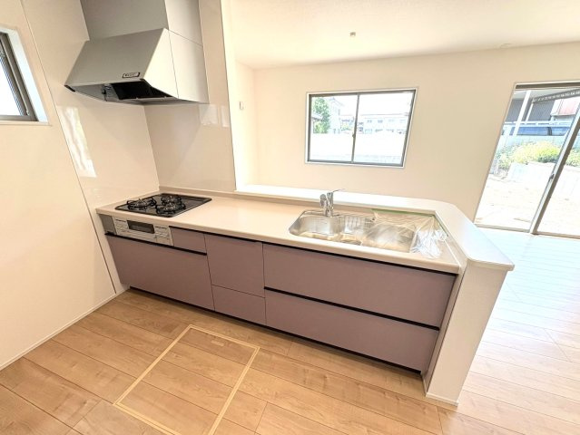 リーブルガーデン　岐阜市東鶉　全6区画分譲のキッチン|機能的で手入れがしやすいシステムキッチンでお掃除も楽々。蛇口は浄水器内蔵型で節湯CI対応水栓です。　
人造大理石カウンターやキッチンパネルなど明るくきれいにお使いいただけます。