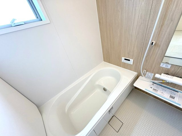 リーブルガーデン　岐阜市東鶉　全6区画分譲の浴室|明るく清潔感がある浴室。浴槽は環境にやさしい節水タイプ。浴槽内ステップで半身浴、親子入浴も安心です。
洗い場の床は乾きやすく滑りにくい快適仕様、水はけが良くカビの発生を軽減できます。
