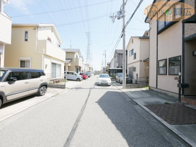 加古川市尾上町口里　中古戸建の前面道路含む現地写真