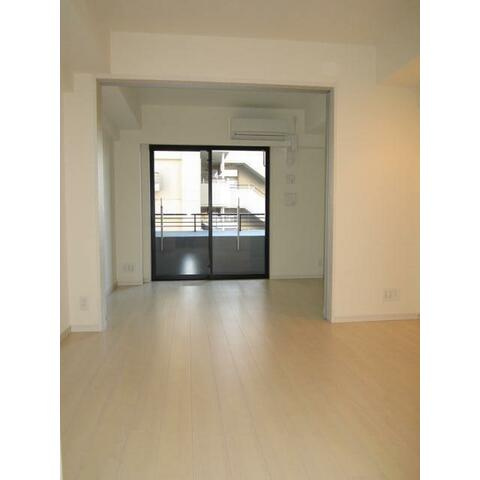 ガーラ・プレシャス横濱関内の居間・リビング|白基調の落ち着いたリビング♪