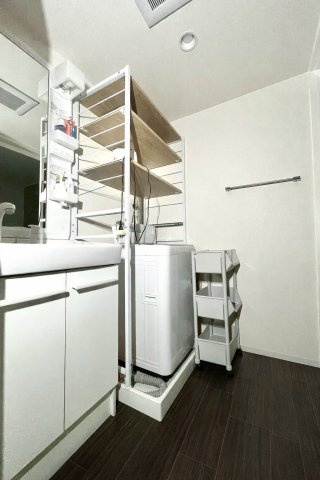 向島ニュータウン第3街区B棟の洗面所|ボウル下に収納が設置されており、洗剤のストックなどを整理しておくことが可能です。
※CGで家具を消しています。実際には備品がございます。