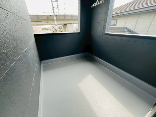【Livele Garden】　久喜市南栗橋　第２　全2邸のバルコニー|〇１号棟　バルコニー〇
屋根付きのインナーバルコニーなら、急な雨でも安心♪共働きのご夫婦にもおすすめです（＾＾）
2026年4月撮影