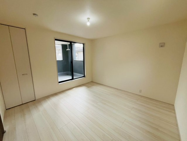 【Livele Garden】　久喜市南栗橋　第２　全2邸の洋室|〇１号棟　洋室　8帖〇
ウォークインクローゼット付きの主寝室♪大きなベッドを置いてもゆとりのある広さです（＾＾）
2026年4月撮影