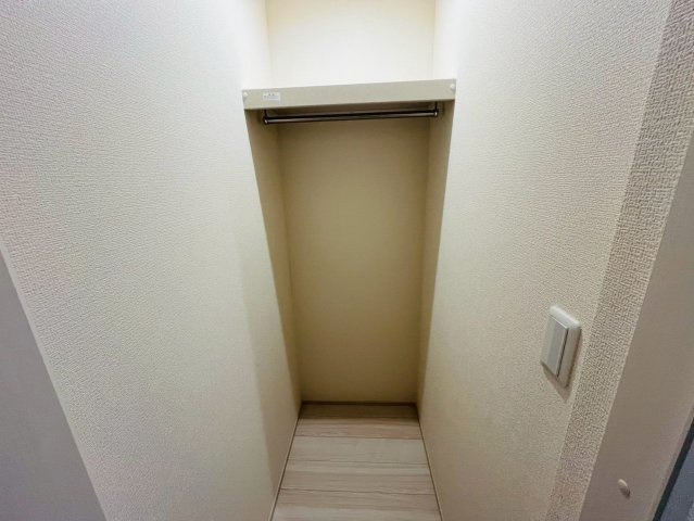 【Livele Garden】　久喜市南栗橋　第２　全2邸の収納|〇１号棟　収納〇
1階ホールにある収納スペース♪枕棚とハンガーパイプが付いているのでコートや鞄を置いておくことができます（＾＾）外からの汚れを持ち込まない工夫がされています♪
2026年4月撮影