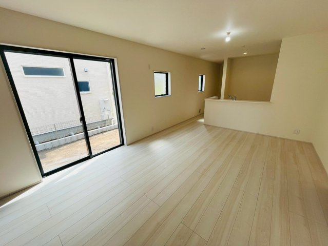 【Livele Garden】　久喜市南栗橋　第２　全2邸の居間・リビング|〇１号棟　リビング〇
爽やかなホワイトで統一されたリビングは光を反射し、明るい空間を作り出します（＾＾）
2026年4月撮影