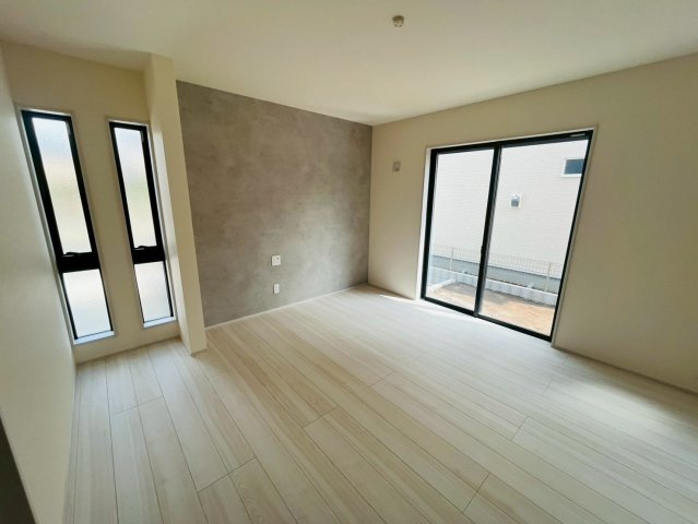 【Livele Garden】　久喜市南栗橋　第２　全2邸の居間・リビング|〇１号棟　リビング〇
アクセントクロスで華やかさを演出します♪
2026年4月撮影