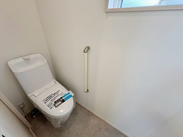「SCL＆WIC＆パントリー」南国市大そね甲南国大そね5　2号地新築一戸建てのトイレ|トイレは手すり付きで、さまざまな年代の方が安心して使えます♪