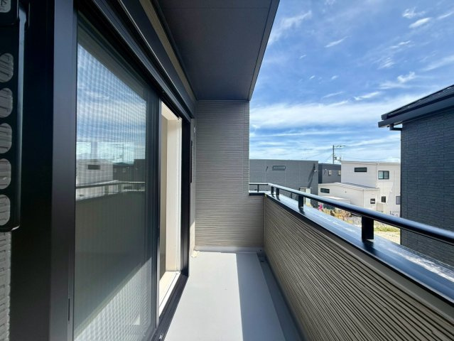 「SCL＆WIC＆パントリー」南国市大そね甲南国大そね5　2号地新築一戸建てのバルコニー|プライバシーを守りつつ外の空気を感じられるバルコニー☆風通しが良く、お洗濯ものがスッキリ乾きます