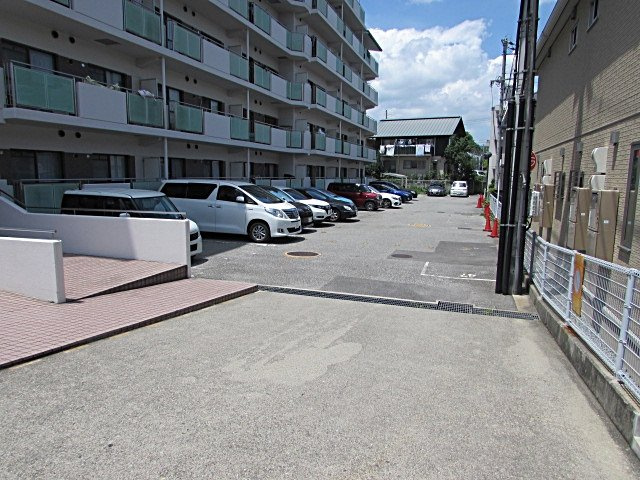 リジェール宝塚の駐車場