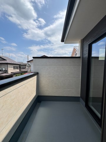 入間市東藤沢1丁目新築戸建のバルコニー|十分な奥行きと横幅を確保した、使い勝手の良いバルコニーです。風通りが良く日当たりもバツグン。お部屋に心地よい光と風を取り込んでくれるとともに、毎日の家事を快適にサポートする便利な設計です。