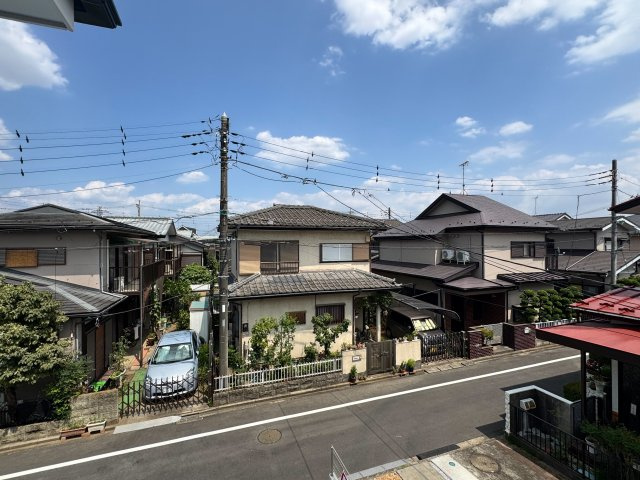 入間市東藤沢1丁目新築戸建の展望|前面に高い建物がなく視界が抜ける景色が魅力です。青空を身近に感じられる心地よいロケーションで、陽当たりや通風も良好。周囲の落ち着いた街並みとともに、穏やかで快適な日常を叶えてくれる開放的な眺めです。