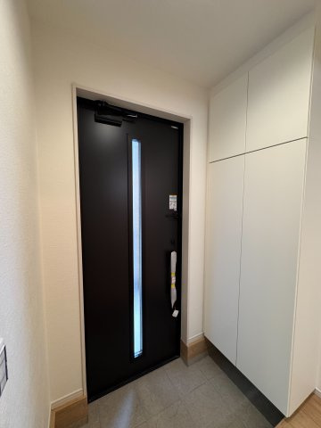 入間市東藤沢1丁目新築戸建の玄関|住まいの顔となる明るく清潔感あふれる玄関スペースです。シューズボックスなどの収納が充実しており、家族全員の靴をすっきり整理可能。いつでもお客様を気持ちよく出迎えられる、すっきりとした空間を保てます。