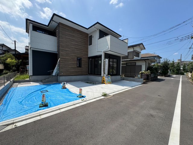 入間市東藤沢1丁目新築戸建の前面道路含む現地写真|落ち着いた閑静な住宅街に位置し、前面道路も広々としていて開放感たっぷりです。車の交通量も比較的少なく、静かで穏やかな住環境。お車での出入りがしやすく、毎日の通勤や送迎も快適に行えます。