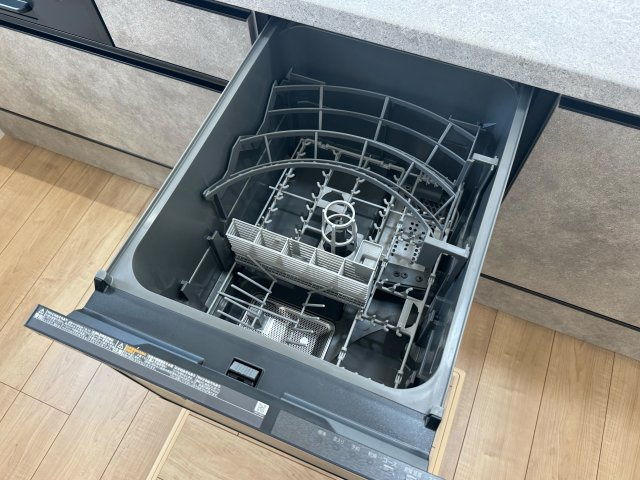 入間市東藤沢1丁目新築戸建の設備|手洗いに比べて大幅な節水につながる環境にも優しい食器洗浄乾燥機。食事後の片付けが一気にラクになり、忙しい朝や夕方の時間帯にも大活躍します。清潔感のある心地よいシステムキッチン設備です。