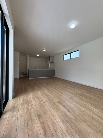 入間市東藤沢1丁目新築戸建の居間・リビング|家族が集うリビングは、ゆとりのある広さと心地よい開放感が魅力です。生活動線に配慮されたレイアウトで会話も弾み、毎日の暮らしにやすらぎを与えてくれます。自分好みの空間づくりを楽しめるお部屋です。