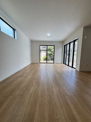 入間市東藤沢1丁目新築戸建の居間・リビング|明るい光と心地よい風が通り抜ける快適なリビングスペースです。広々とした設計で家具の配置もしやすく、レイアウトの自由度も抜群。家族みんなでリラックスして過ごせる、住まいの中心となる一室です。