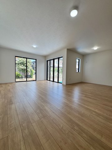 入間市東藤沢1丁目新築戸建の居間・リビング|明るい光が差し込む快適な居住空間です。すっきりとしたシンプルな内装デザインで、どんなインテリアや家具とも相性抜群。家族がゆったりとリラックスして過ごせる、心地よい住まいを演出してくれます。
