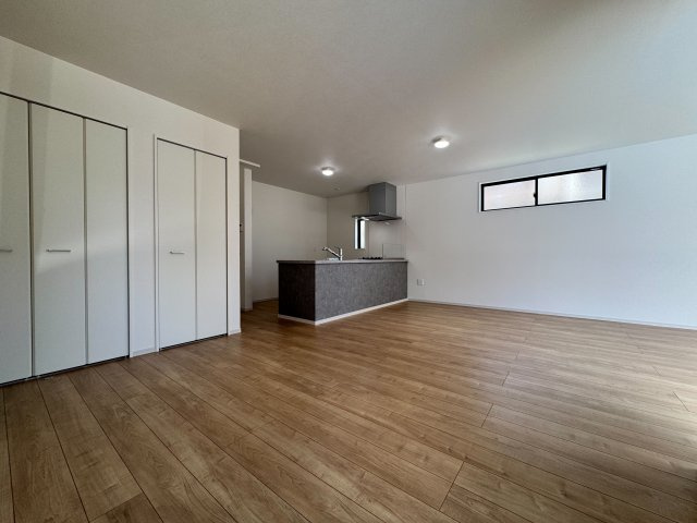 入間市東藤沢1丁目新築戸建の居間・リビング|清潔感のある落ち着いた内装デザインが魅力のお部屋です。木の温もりが感じられる心地よい空間で、日々の暮らしにやすらぎを与えてくれます。家族みんなで快適に過ごせる住まいの中心となる空間です。