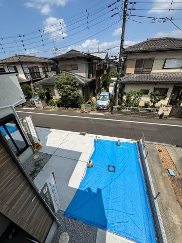 入間市東藤沢1丁目新築戸建の駐車場|お車の出し入れがスムーズに行える使い勝手の良い駐車スペースです。スペースにゆとりがあり、荷物の積み下ろしや乗り降りもラクラク。毎日の通勤やお買い物、休日のお出かけを快適にサポートしてくれます。