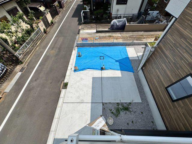 入間市東藤沢1丁目新築戸建のその他|ゆとりある広さを確保した出し入れしやすい駐車場です。愛車を安全に保管でき、日々のマイカーライフを快適にサポート。家族でのお出かけや毎日の送迎など、幅広いシーンで活躍する嬉しい設備です。