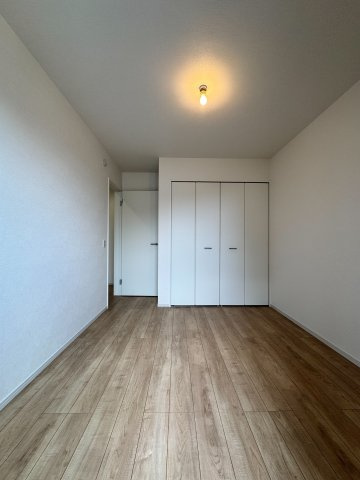 入間市東藤沢1丁目新築戸建の洋室|奥行きがあり、静かで落ち着いた空間が広がる洋室です。外部の視線を気にせず過ごせるため、在宅ワークや資格勉強の作業部屋、集中して読書を楽しめる趣味の部屋としても最適なレイアウトとなっています。