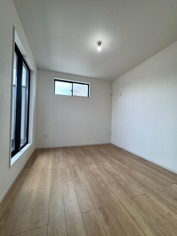 入間市東藤沢1丁目新築戸建の洋室|奥にクローゼットを備えた使い勝手の良い洋室です。衣類や小物をしっかり収納できるため室内を広く使え、ベッドやデスクの配置もスムーズ。すっきり整った快適なプライベート空間を維持できます。