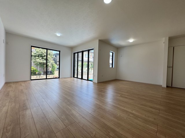 入間市東藤沢1丁目新築戸建の居間・リビング|明るい日差しと心地よい風を感じられる快適なリビングです。広々とした設計で生活動線も良く、家族との会話も弾みます。レイアウトの自由度も高く、自分好みの居心地の良い空間づくりをお楽しみいただけます。