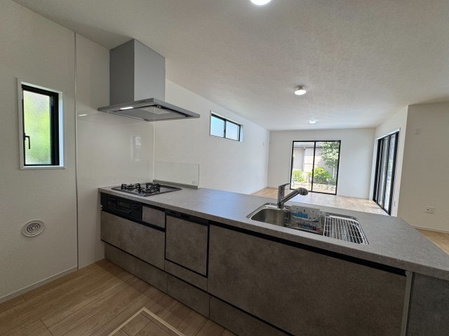 入間市東藤沢1丁目新築戸建のキッチン|配膳や後片付けがスムーズに行える開放的なカウンターキッチンです。リビング全体が見渡せるため、小さなお子様がいるご家庭でも安心。見た目の美しさと使い勝手の良さを兼ね備えた、人気の間取り設計です。