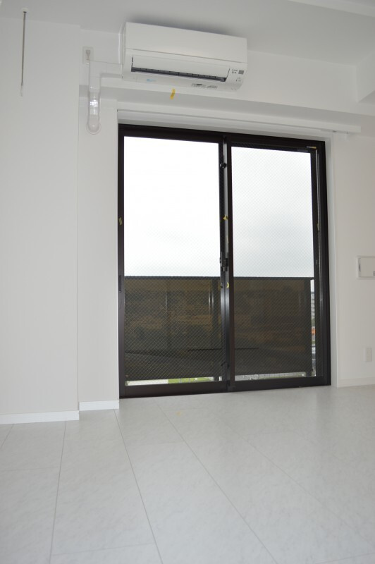 横浜市西区浜松町の賃貸マンションの居間・リビング|白基調のお部屋♪