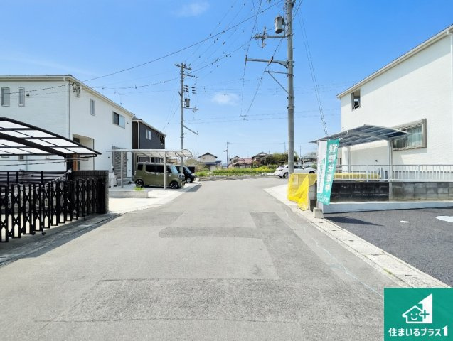 現地説明会開催　栗東市手原　第1期　新築一戸建ての前面道路含む現地写真|周辺は閑静な住宅街！前面道路広々で車の出し入れも便利です。駐車が苦手な方でも安心して車庫入れできます！
