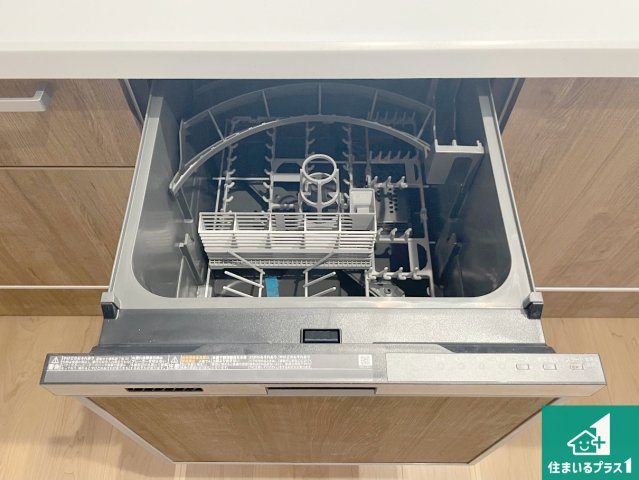 現地説明会開催　栗東市手原　第1期　新築一戸建ての設備|食事後の一仕事、食器洗いをボタン一つでお任せできちゃいます！場所を取らないビルトイン式なので、お料理スペースもしっかり確保！