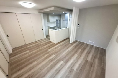 【居間・リビング】 | 堺市東区草尾　中古戸建 | ナチュラルな心地よさが広がる、約15.2帖のLDK！内覧をご希望の際はお気軽にお電話ください。
