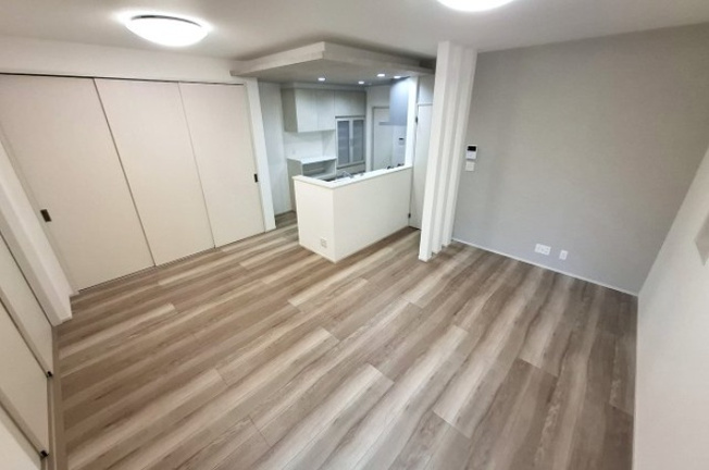 【居間・リビング】 | 堺市東区草尾　中古戸建 | ナチュラルな心地よさが広がる、約15.2帖のLDK！内覧をご希望の際はお気軽にお電話ください。