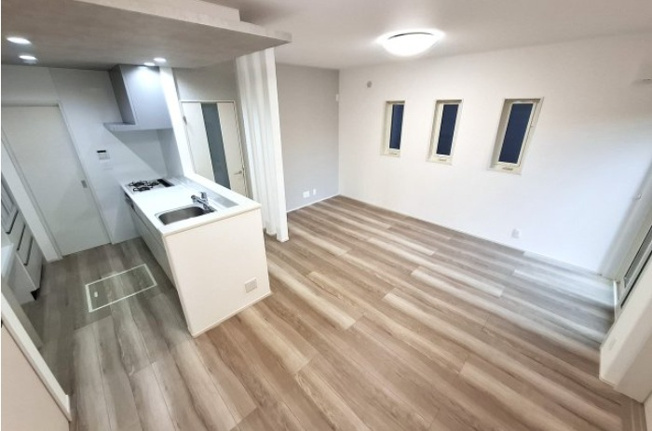 【居間・リビング】 | 堺市東区草尾　中古戸建 | キッチンからリビング・ダイニングのほか和室へも目配りしやすく、お子様の様子を見守りながら作業ができます。