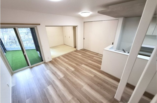 【居間・リビング】 | 堺市東区草尾　中古戸建 | LDKは和室と一体化して利用すると20帖超の大空間に！家族それぞれがお気に入りのスペースでゆったり過ごせそうですね。