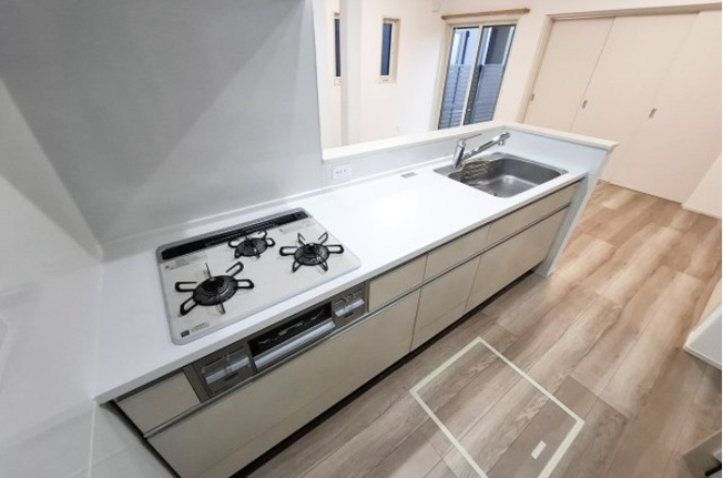 【キッチン】 | 堺市東区草尾　中古戸建 | グリル付き3口コンロで煮込み料理をしながら、焼き物や汁物などをパパパッとお料理可能です。