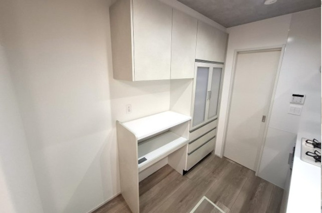 【キッチン】 | 堺市東区草尾　中古戸建 | カップボードと食器棚が備え付き！サイズぴったりで家具を買いそろえる必要がなく、見た目にもスタイリッシュ。