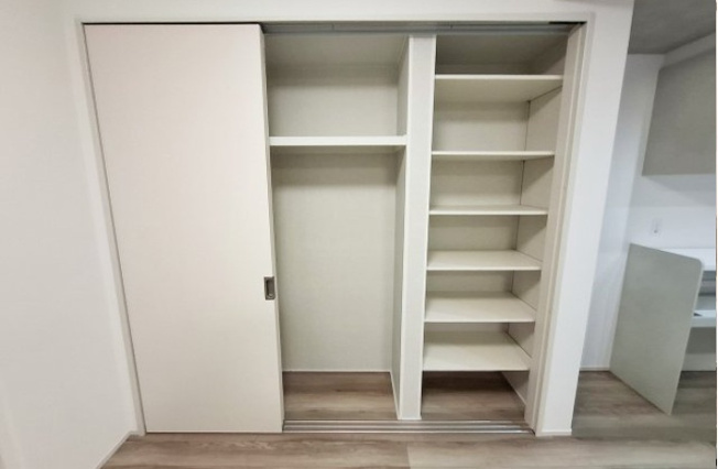 【収納】 | 堺市東区草尾　中古戸建 | 食品や日用品などもまとめて収納できる便利なパントリー有り！扉をしめればリビングから見てもスッキリ。