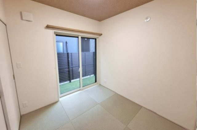 【和室】 | 堺市東区草尾　中古戸建 | 洋室のモダンな雰囲気を損なうことなく畳を取り入れた、5帖和室！外には暮らしの中に癒しをくれるお庭付き。