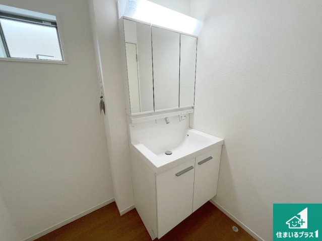 栗東市手原　第1期　新築一戸建ての独立洗面台|清潔感のある洗面台です。フラットな鏡は掃除がしやすく毎日清潔！鏡裏には収納があるのでスッキリとした洗面台が保てます。