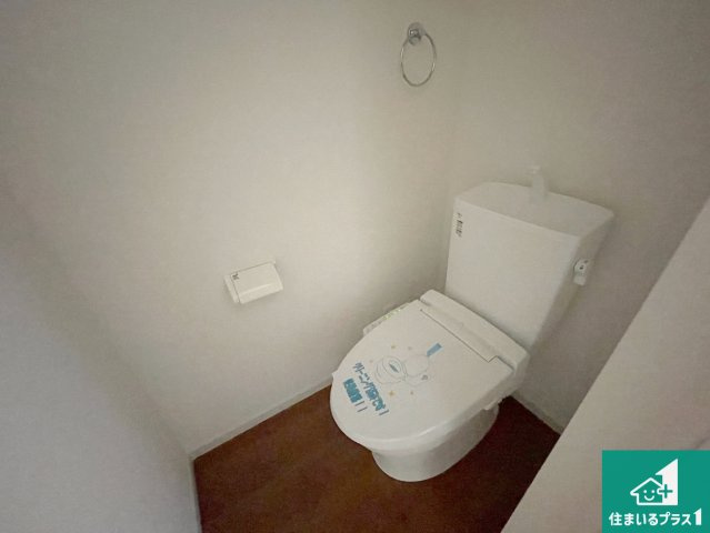 栗東市手原　第1期　新築一戸建てのトイレ|1・2階の2ヶ所にあるので、朝の忙しい時間の順番待ちもなく、深夜の利用にも大変便利です。