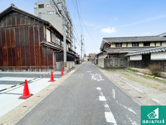栗東市手原　第1期　新築一戸建ての前面道路含む現地写真|周辺は閑静な住宅街！前面道路広々で車の出し入れも便利です。駐車が苦手な方でも安心して車庫入れできます！
