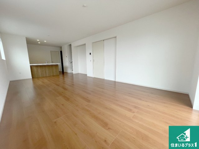 栗東市手原　第1期　新築一戸建ての居間・リビング|日当たり良好の明るいリビングで朝の目覚めもスッキリできそう！対面キッチンでご家族のコミュニケーションも自然と増える設計！小さなお子様が遊ぶスペースを作っても広々とくつろげるLDK！